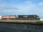 NS 8028(ES44AC) BCOL 4624(C40-8M)